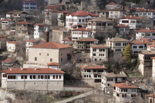 SAFRANBOLU EVLERİ DEPREMDE KAÇIŞ İMKANI SAĞLIYOR