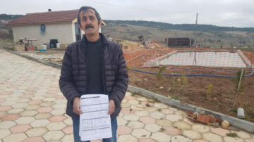 EVİNE SU BAĞLATAMAYAN VATANDAŞ YARDIM BEKLİYOR
