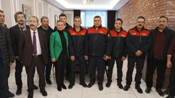 KÖSE DEPREM BÖLGESİNDEN DÖNEN PERSONELE TEŞEKKÜR BELGESİ VERDİ