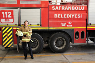 BÖLGENİN İLK KADIN İTFAİYECİSİ HEMCİNSLERİNE ÖRNEK OLUYOR
