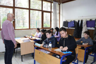 ACISINI YÜREĞİNE GÖMDÜ, ÖĞRENCİLERİNİ LGS’YE HAZIRLIYOR