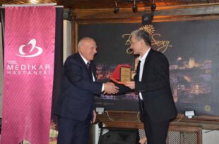 SAĞLIK PERSONELLERİNE PLAKET VERİLDİ