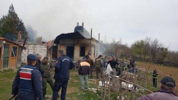 GÖLÖREN KÖYÜNDE EV YANGINI