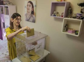 “DÜNYANIN EN UZUN BOYLU KADINI” OYUNU EVİNDE KULLANDI