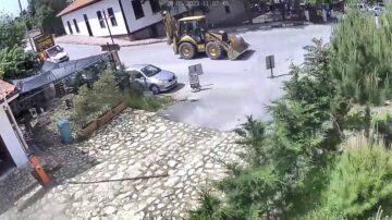 FRENİ BOŞALAN İŞ MAKİNESİNİ BÖYLE DURDURDU