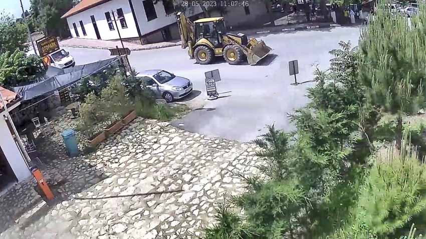 FRENİ BOŞALAN İŞ MAKİNESİNİ BÖYLE DURDURDU
