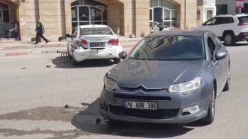 SATIŞINI YENİ ALDIĞI ARAÇLA  KAZA YAPTI