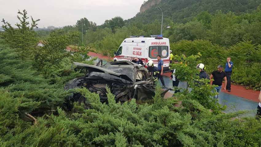 KONTROLDEN ÇIKAN CİP BARİYERİ KIRIP BİSİKLET YOLUNA UÇTU