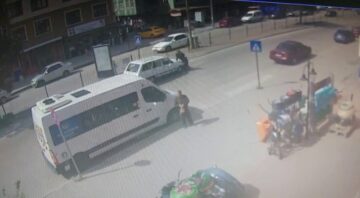 YAYA GEÇİDİNİ KULLANAN KADINA OTOMOBİL ÇARPTI: 1 YARALI