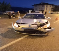 KARABÜK’TE MİNİBÜS İLE OTOMOBİL ÇARPIŞTI: 2 YARALI