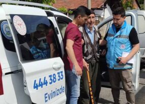 HASTA VE ENGELİLER TAŞINARAK OY KULLANMALARI SAĞLANDI