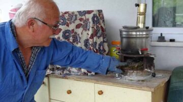 ÇAY DEMLEMEK İSTEDİLER, YAVRULARI GÖRÜNCE ŞAŞKINA DÖNDÜLER