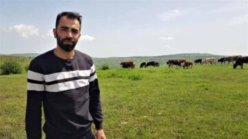 GENÇ ÇİFTÇİ 6 İNEKLE BAŞLADIĞI HAYVANCILIKTA SAYIYI ARTIRDI