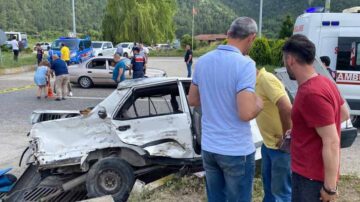 KAMYONLA OTOMOBİL ÇARPIŞTI: 1 ÖLÜ, 4 YARALI