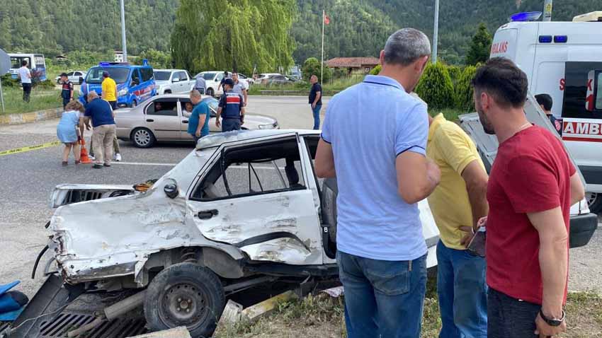 KAMYONLA OTOMOBİL ÇARPIŞTI: 1 ÖLÜ, 4 YARALI