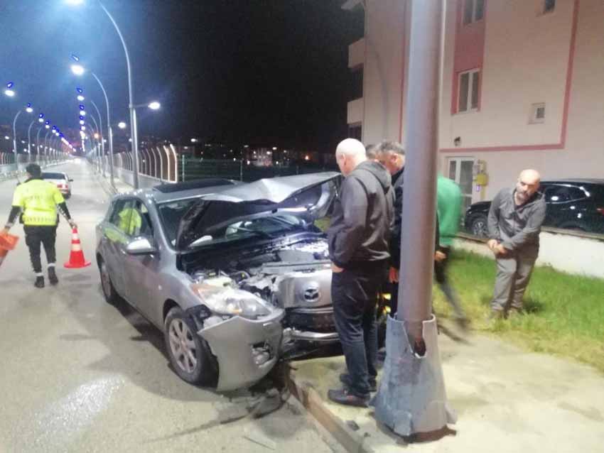 OTOMOBİL AYDINLATMA DİREĞİNE ÇARPTI: 1 YARALI