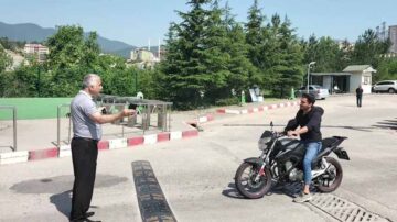 SINAV SAATİNİ KAÇIRAN ADAY GÜVENLİK GÖREVLİSİNE ÖFKELENDİ