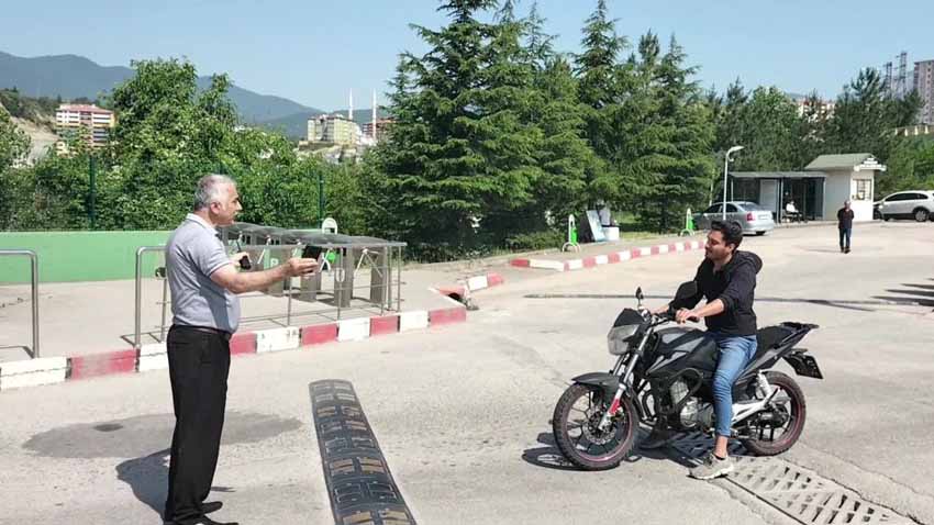 SINAV SAATİNİ KAÇIRAN ADAY GÜVENLİK GÖREVLİSİNE ÖFKELENDİ