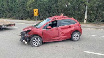 OTOMOBİL ÖNCE KALDIRIMA SONRA DİREĞE ÇARPTI: 2 YARALI