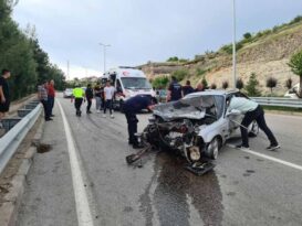 VİRAJI ALAMAYINCA BARİYERLERE ÇARPTI: 3 YARALI
