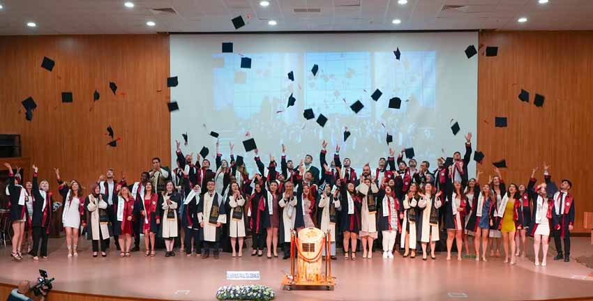 KBÜ DİŞ HEKİMLİĞİ FAKÜLTESİ İLK MEZUNLARINI VERDİ