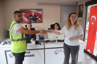 TEMİZLİK İŞÇİSİ BULDUĞU PARA DOLU CÜZDANI SAHİBİNE TESLİM ETTİ