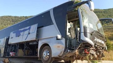 YOLCU OTOBÜSÜ KAZA YAPTI 14 YARALI