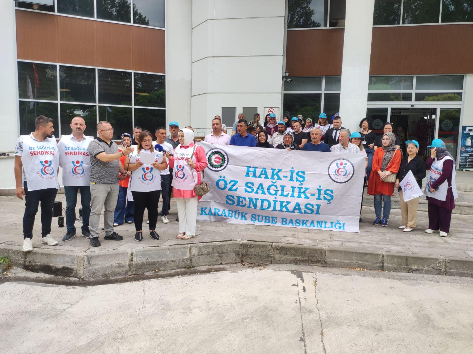SAĞLIKÇILAR HÜKÜMETE SESLENDİ “SABRIMIZ BİTTİ, ÖFKEMİZ BÜYÜDÜ”