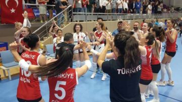 AVRUPA VOLEYBOL ŞAMPİYONASI’NDA ÇİFTE SEVİNÇ