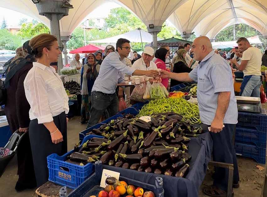 BAŞKAN KÖSE’DEN PAZARCI ESNAFINA BUZ GİBİ LİMONATA