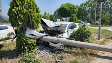 YOLDAN ÇIKAN OTOMOBİL, ELEKTRİK DİREĞİNE ÇARPTI