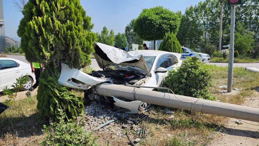 YOLDAN ÇIKAN OTOMOBİL, ELEKTRİK DİREĞİNE ÇARPTI
