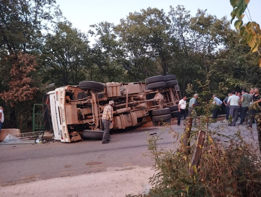 YENİCE İLÇESİNDE TOMRUK YÜKLÜ KAMYON DEVRİLDİ