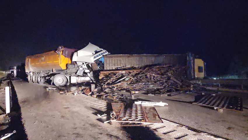 TIR, HURDA YÜKLÜ KAMYONA ÇARPTI: 2 YARALI