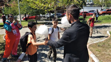 MUHTAR ADAYI, ÖĞRENCİLERE SÜRPRİZ HEDİYELER