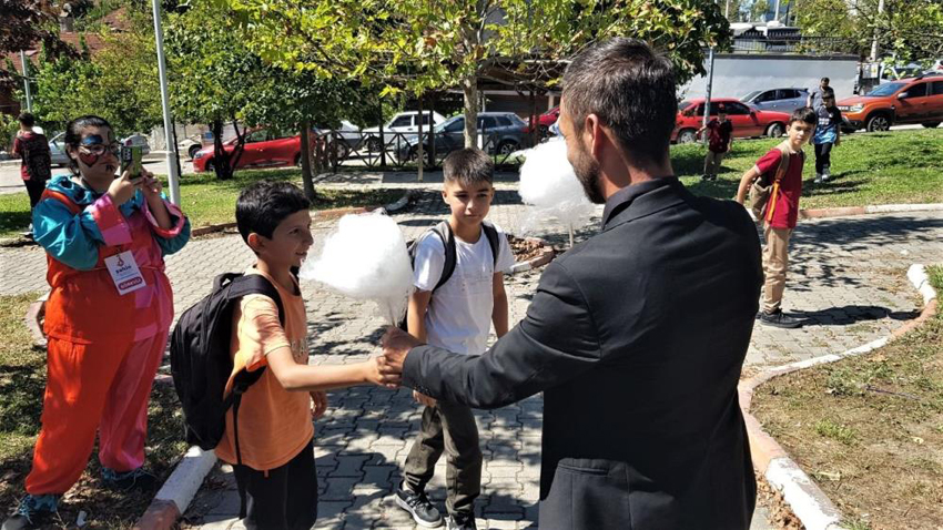 MUHTAR ADAYI, ÖĞRENCİLERE SÜRPRİZ HEDİYELER