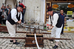 İTFAİYECİLER TULUMBACI KIYAFETLERİYLE YANGIN TATBİKATI YAPTI