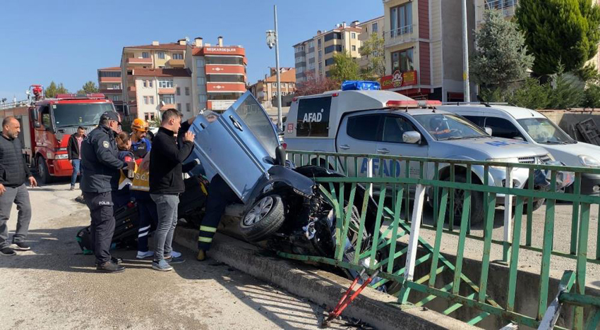 KONTROLDEN ÇIKAN ARAÇ SU KANALINA DEVRİLDİ