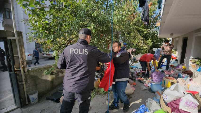 KARABÜK’TE ÇÖP EVDEN İKİ KAMYON ÇÖP ÇIKTI