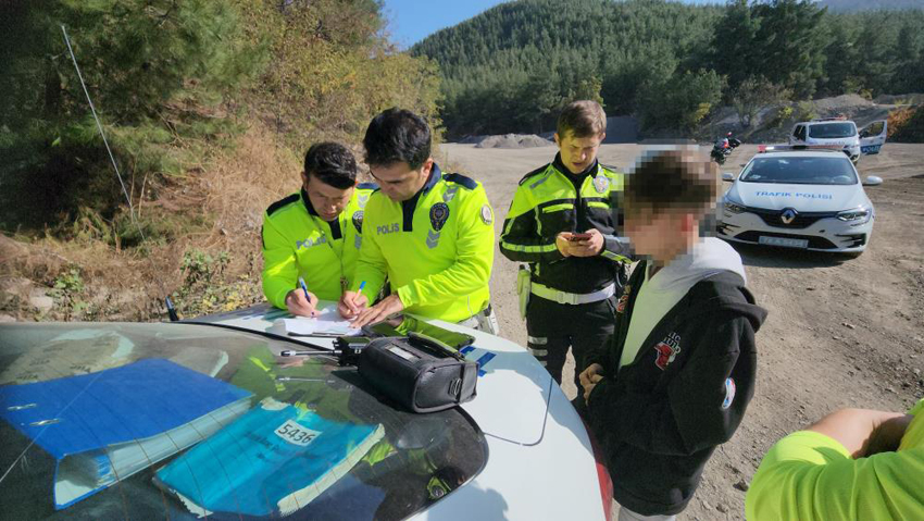 17 YAŞINDAKİ EHLİYETSİZ SÜRÜCÜYE 21 BİN TL CEZA