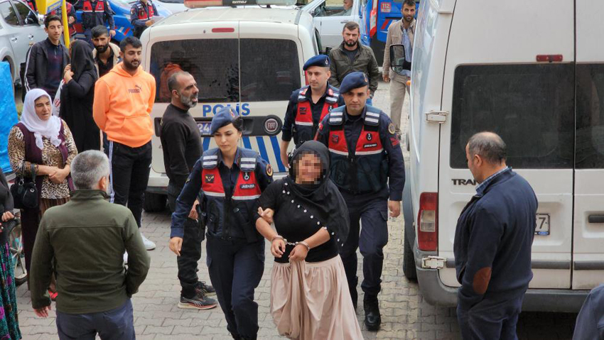 UYUŞTURUCU SATICISI GENÇ KADIN ADLİYEYE AĞLAYARAK GİRDİ