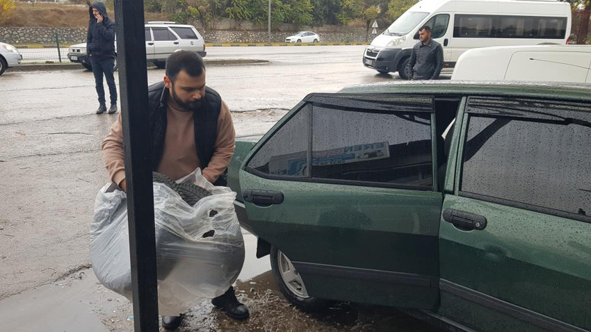 KAR YAĞIŞINA SONRASI SÜRÜCÜLER OTO LASTİKÇİLERE AKIN ETTİ