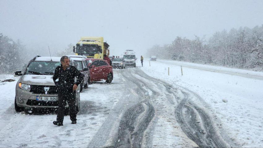 KARABÜK’TE YOĞUN KAR YAĞIŞI ETKİLİ OLUYOR