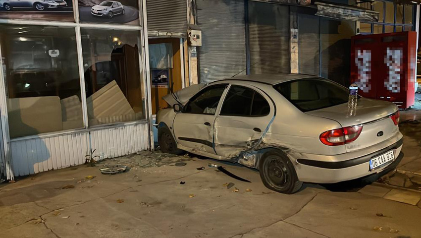 CİPLE ÇARPIŞAN OTOMOBİL İŞ YERİNE ÇARPARAK DURABİLDİ