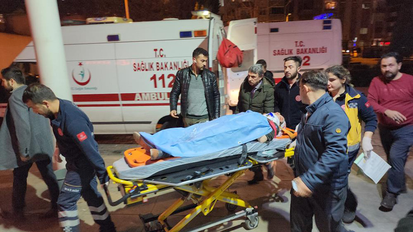 KARŞI ŞERİDE UÇUP OTOMOBİLLE KAFA KAYA ÇARPIŞTI