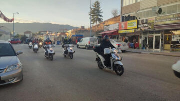 MOTOKURYENİN MESLEKTAŞLARINDAN KONVOYLU TEPKİ