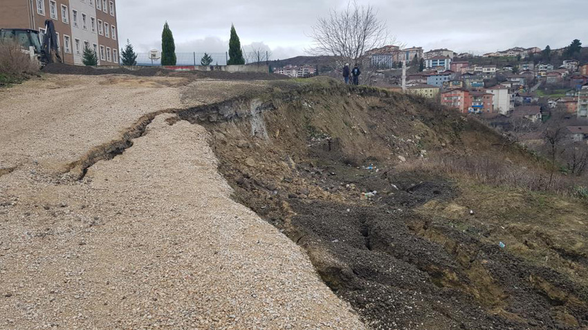 KARABÜK’TE OKULLARA YAKIN ALANDA TOPRAK KAYMASI DEVAM EDİYOR