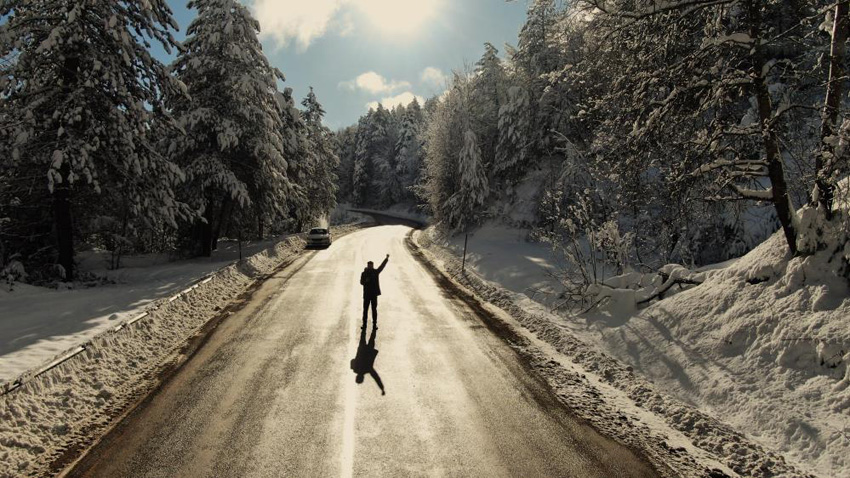 ORMANLARDAKİ BEYAZ ÖRTÜSÜYLE BÜYÜLÜYOR