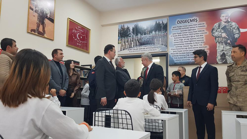 SİLAH ARKADAŞLARI ŞEHİT ADINA KÜTÜPHANE KURDU