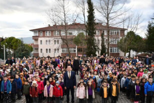 DEPREMLERDE HAYATINI KAYBEDENLER OKULLARDA ANILDI